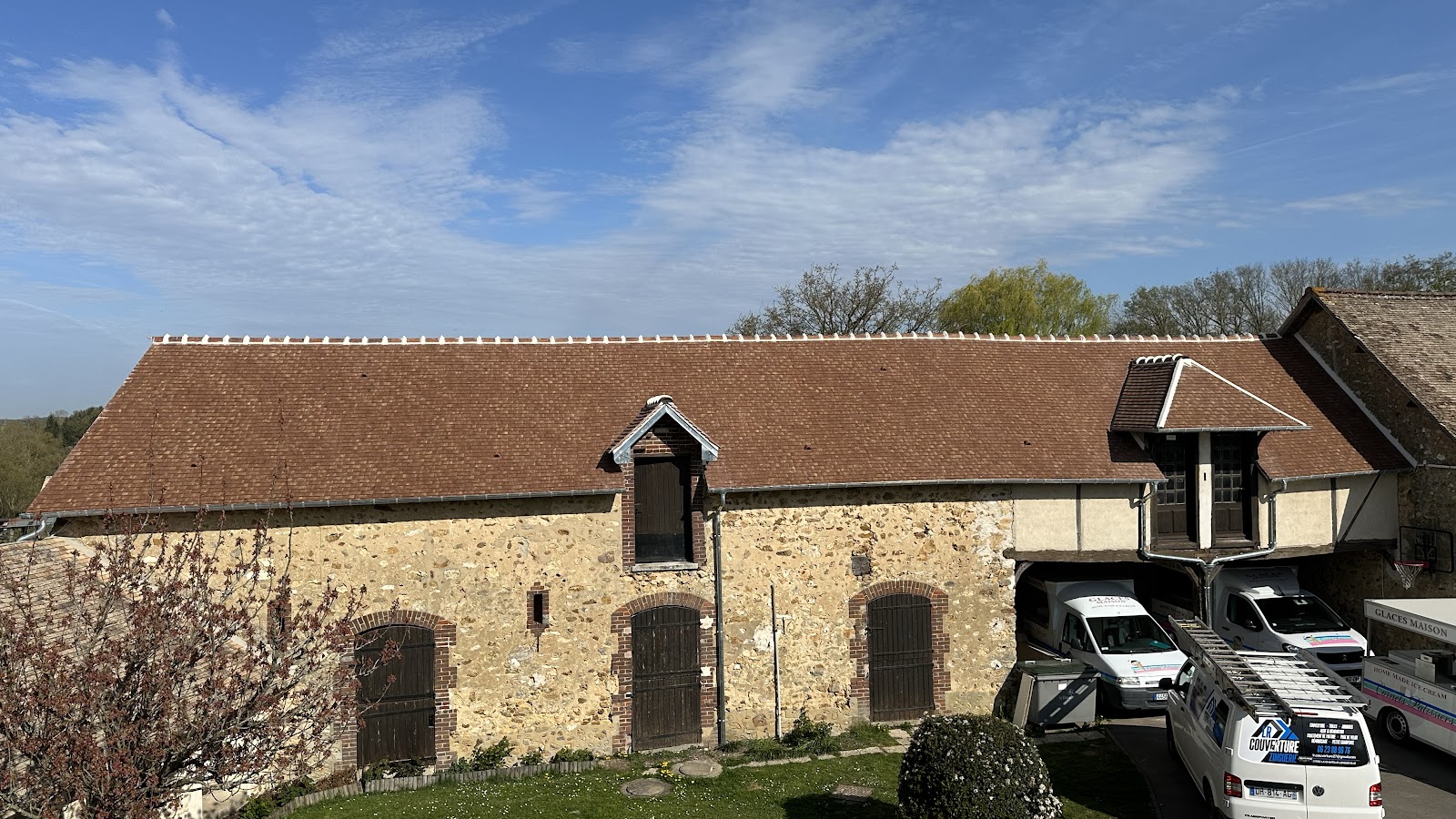 Toiture rénovée en tuiles plates sur bâtiment ancien par LR Couverture