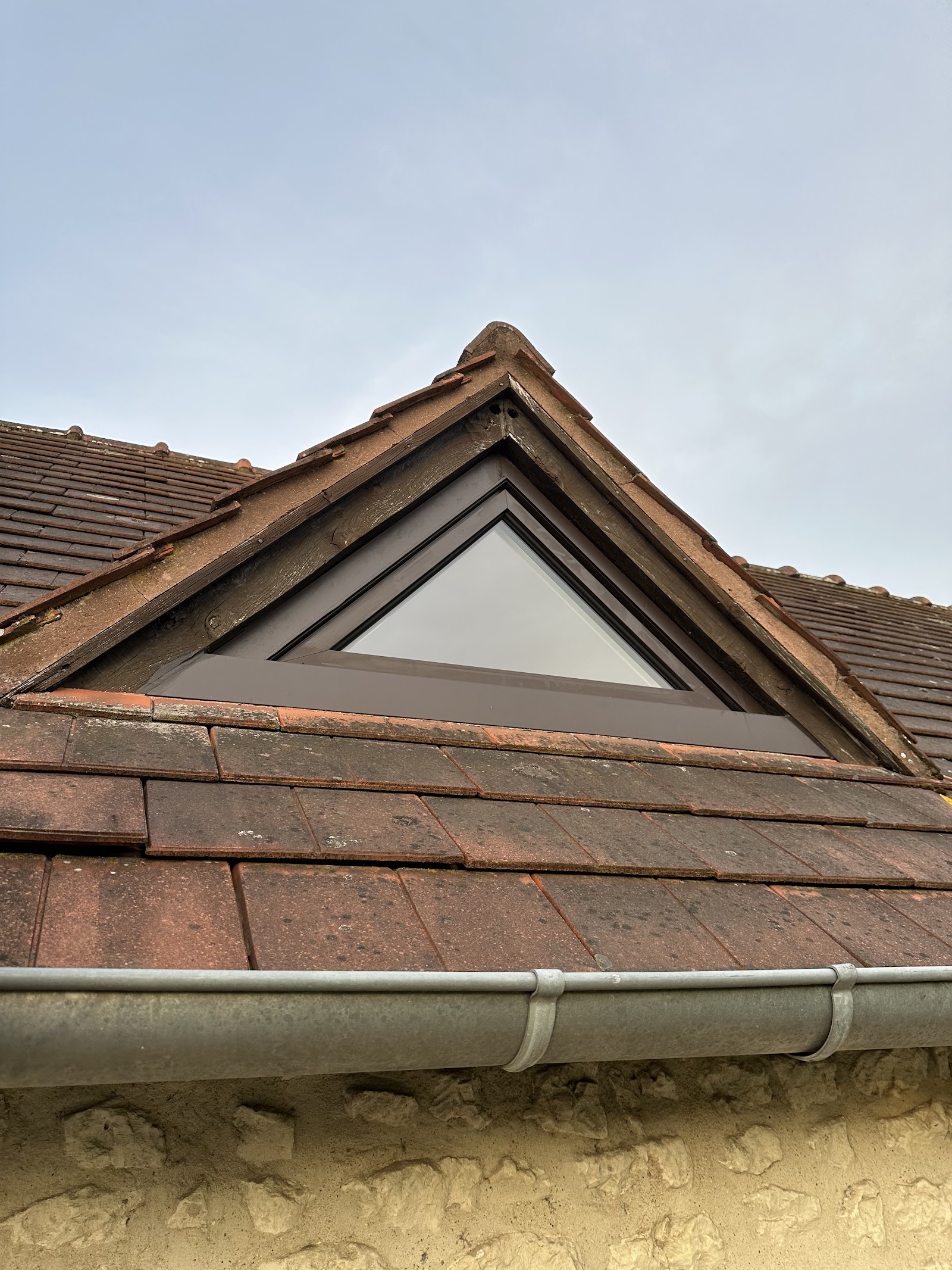 Fenêtre de toit triangulaire sur mesure et zinguerie