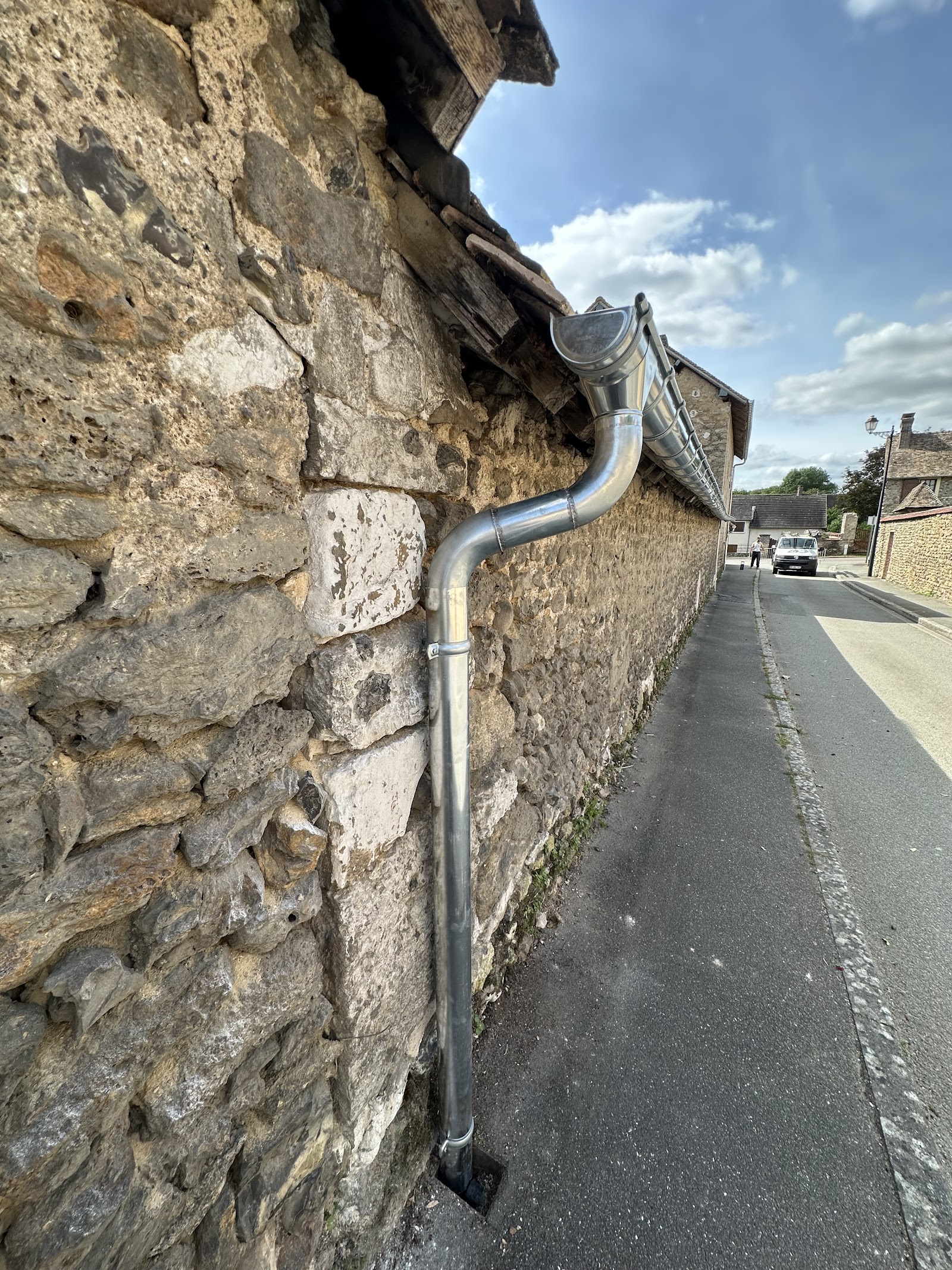 Détail d'une descente de gouttière en zinc neuve